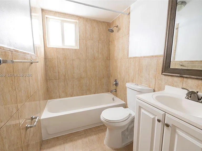 1091 SW 4th St #1 — Photo 2
