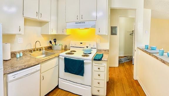 Studio Kitchen View Of Walk In Closet & Breakfast Bar