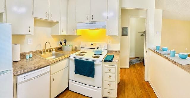 Studio Kitchen View Of Walk In Closet & Breakfast Bar