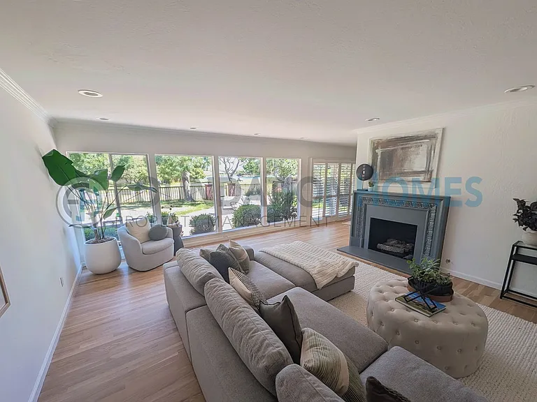 136 Peacock Dr — Photo 3
