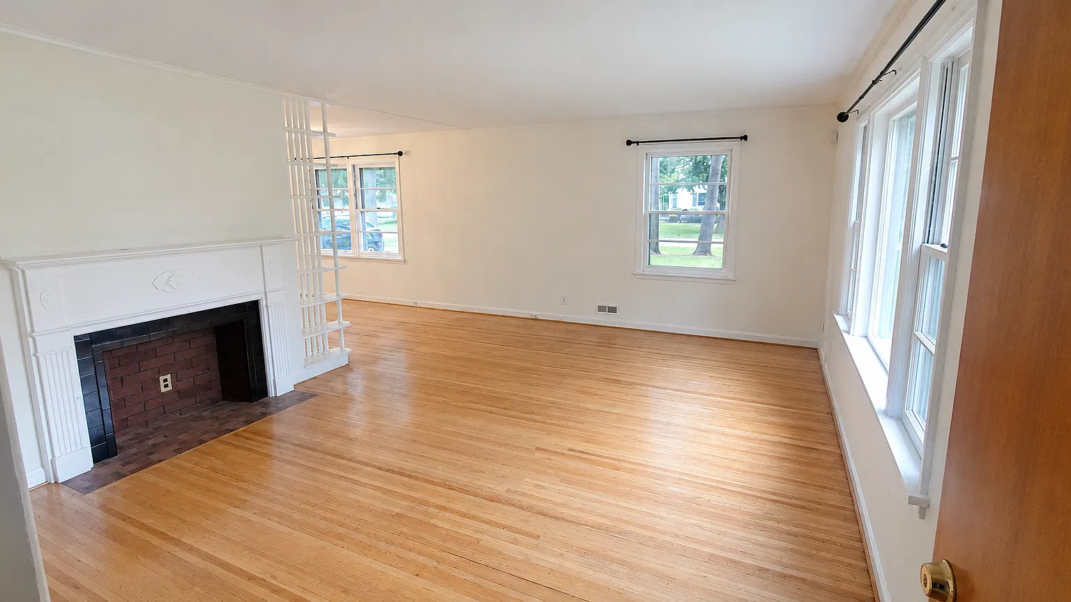1581 Creek St — Photo 3