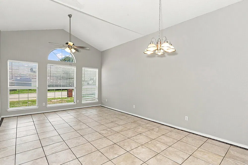 3 bed, 2.0 bath, 1768 sqft, $2,210 — Photo 4