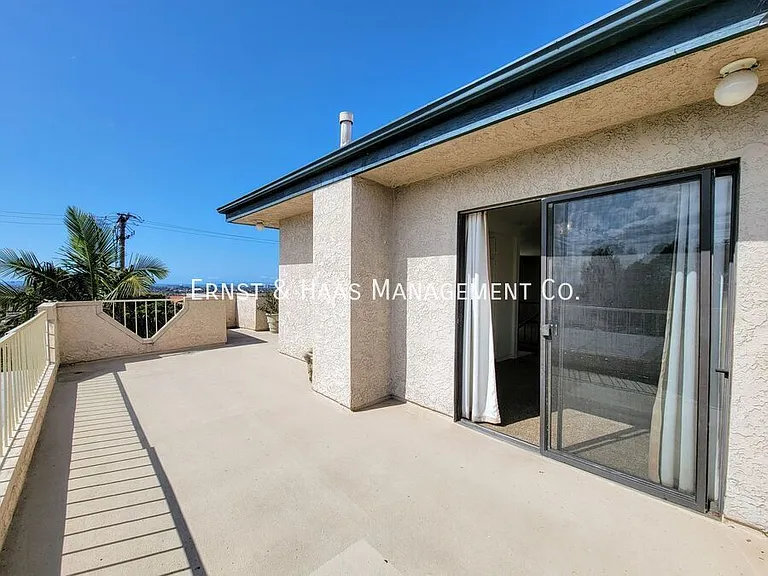 2755 E Hill St — Photo 33