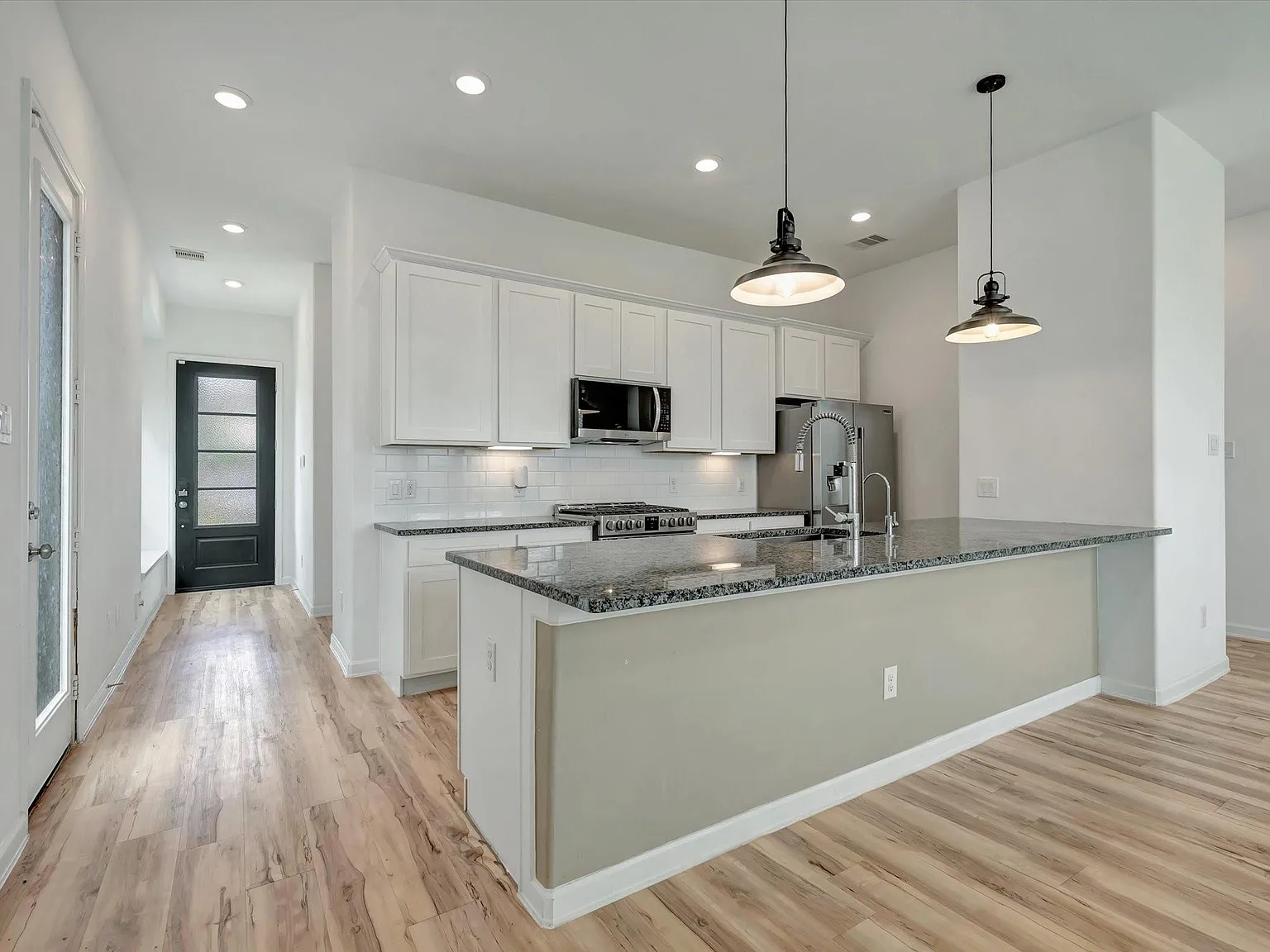 3 bed, 2.5 bath, 1849 sqft, $2,380 — Photo 2