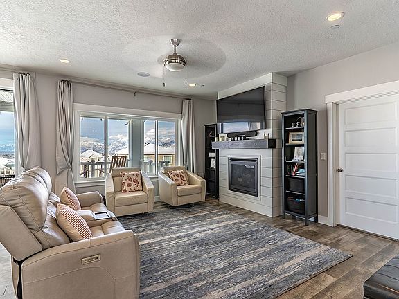 5th image of 205 E Meadow Lark Ln