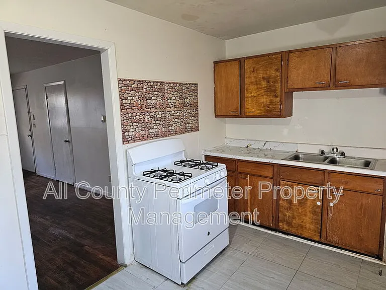 504 Past St — Photo 3