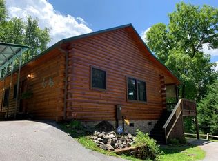 166 Mountain Range Dr, Whittier, NC 28789