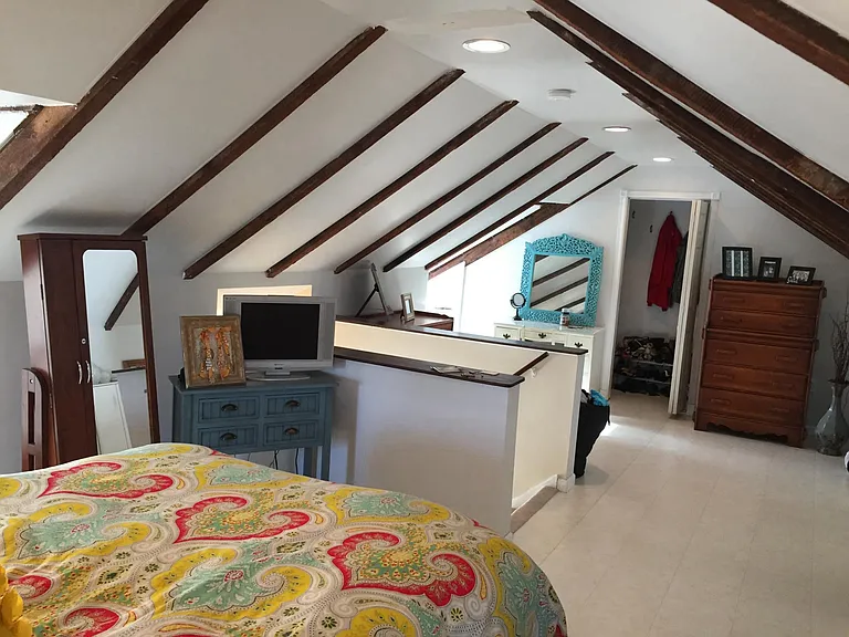 Over Sized Bed Room With Sitting Area