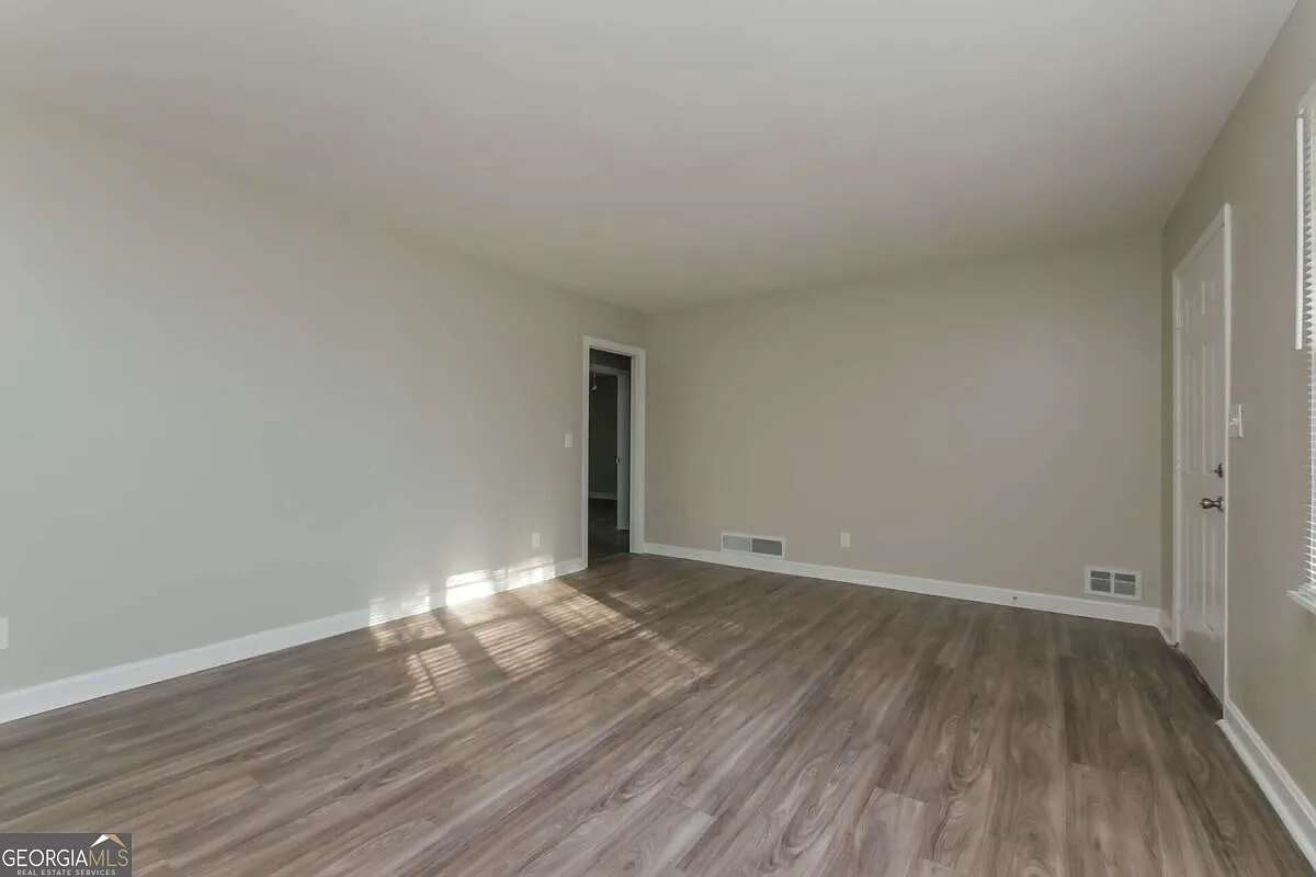 3 bed, 1.5 bath, 1847 sqft, $2,300 — Photo 2
