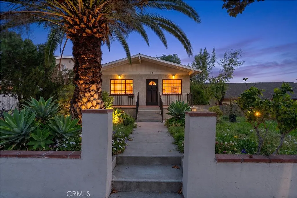 4 bed, 2400 sqft, $4,950 — Photo 2