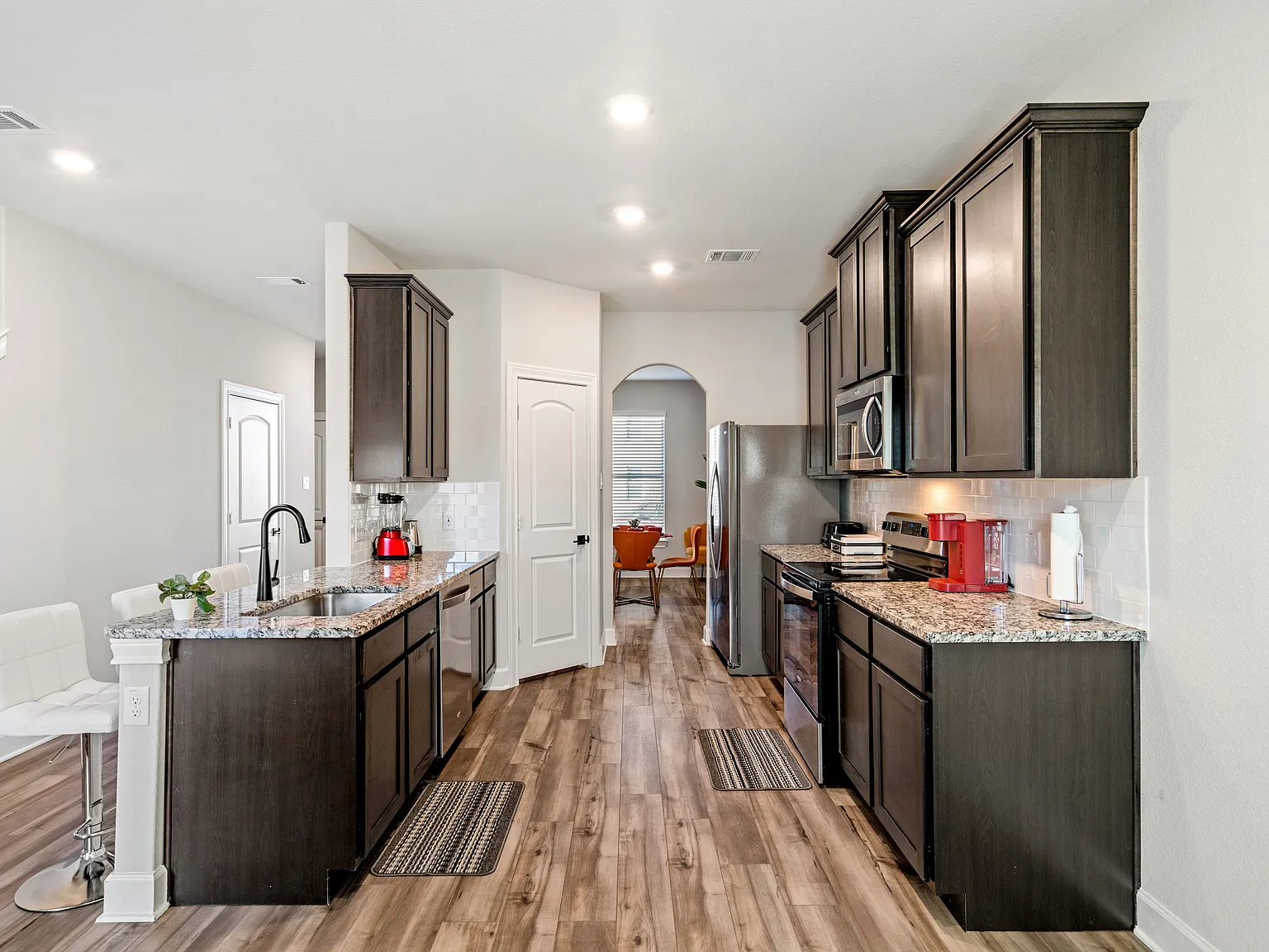 4 bed, 2338 sqft, $5,200 — Photo 3