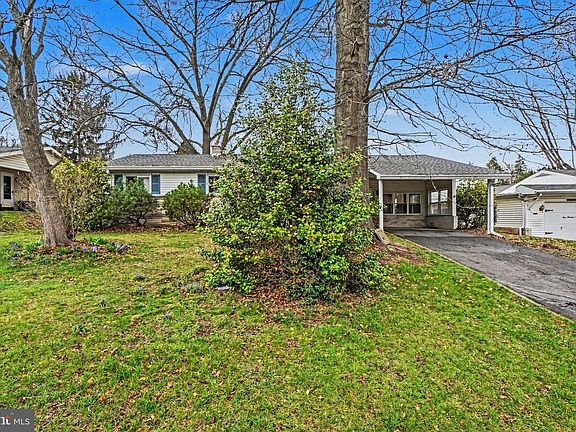 2nd image of 907 Meadow Ln