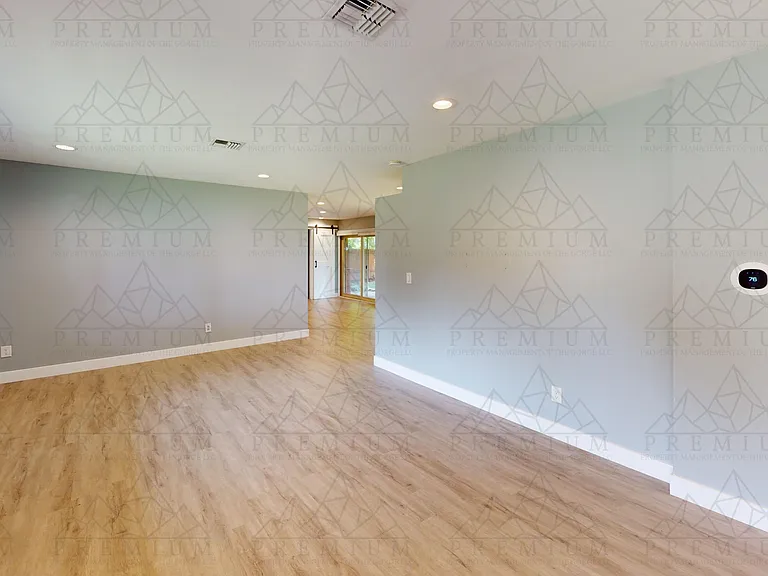 3504 Royal Crest Dr E — Photo 2