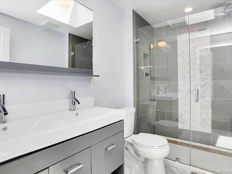 322 Castle Ave — Photo 16