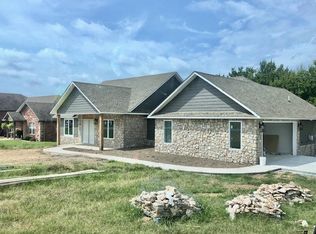 2104 Estates Dr, Grove, OK 74344