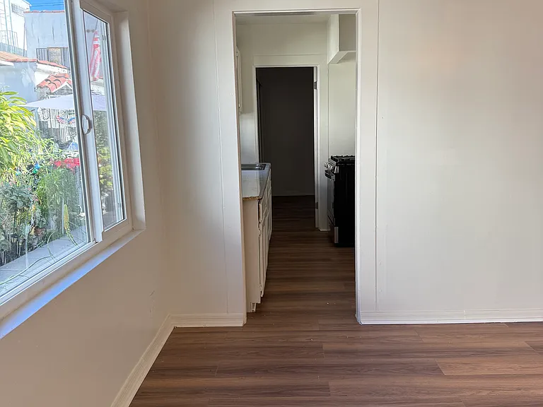1322 N Serrano Ave — Photo 5