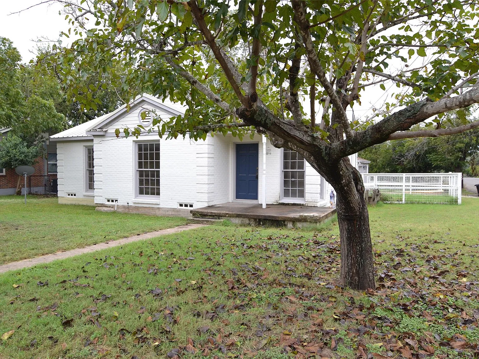 3 bed, 1.0 bath, 1120 sqft, $1,450 — Photo 2