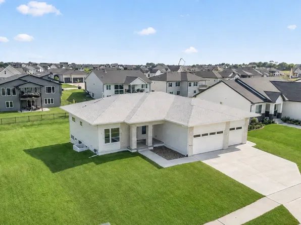 17212 Springbrook Trl, Waukee, IA 50263