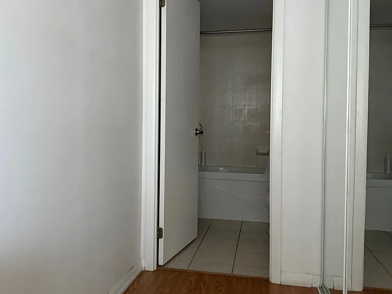 37 Grosvenor St #1209 — Photo 7