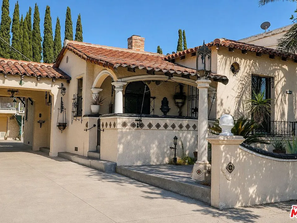 6132 Whitsett Ave