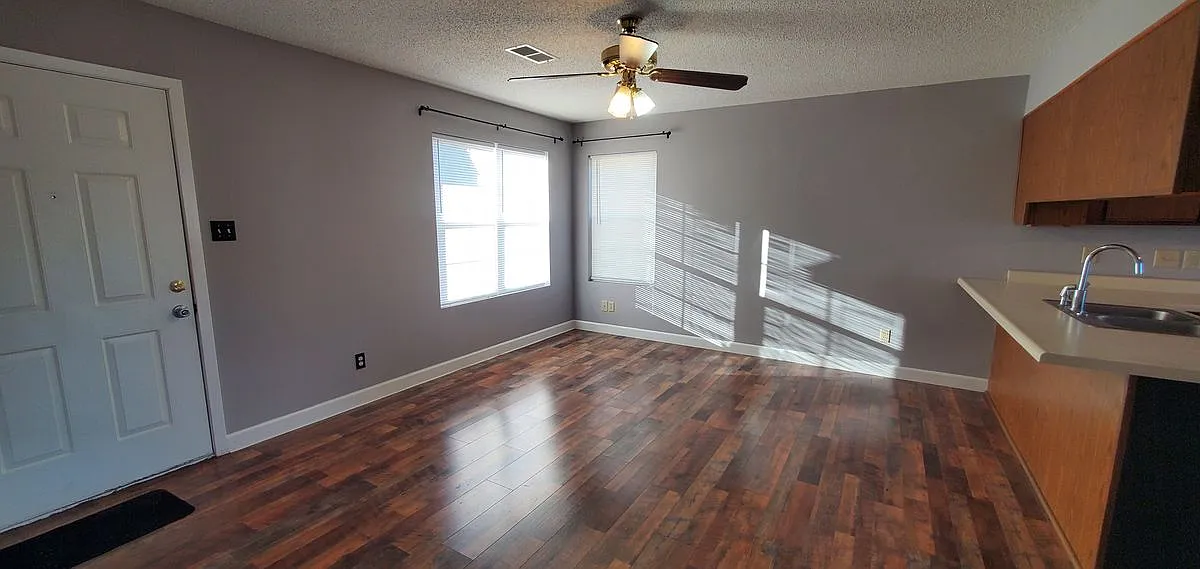 3 bed, 1.5 bath, 1036 sqft, $1,300 — Photo 3