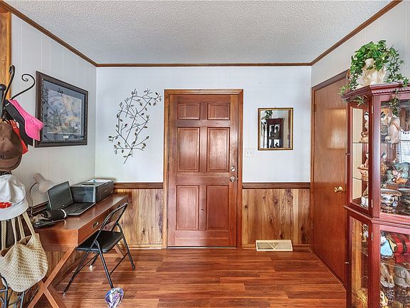 5th image of 303 Meadow Dr