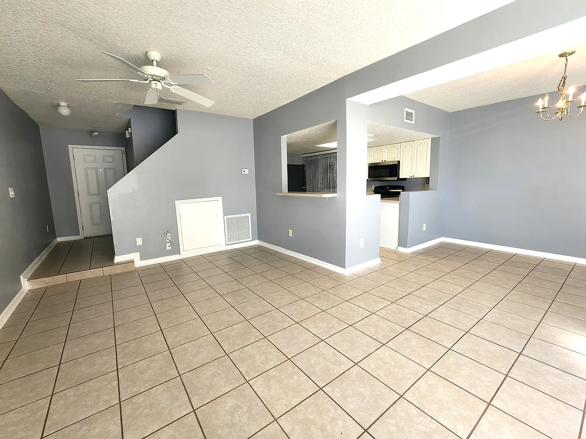 Building Photo - 2919 Fan Palm Dr #0