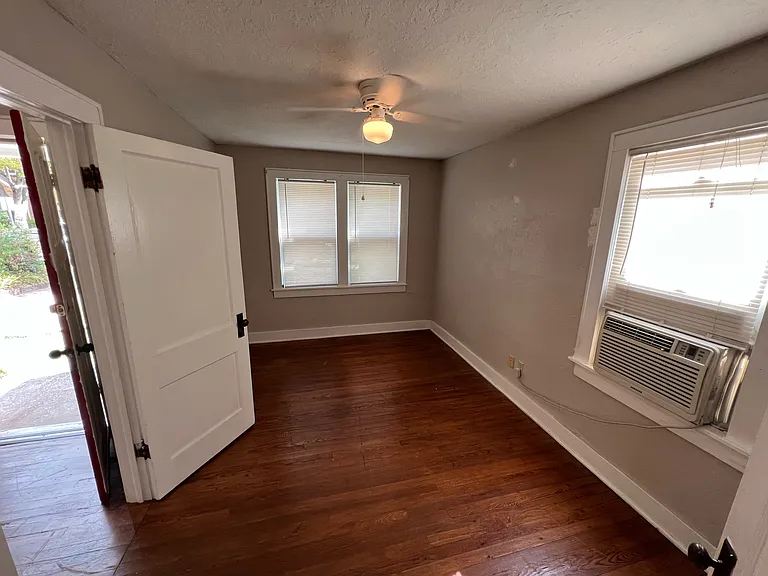 907 Parsons St — Photo 5