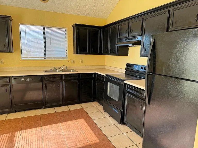 2404 Bluebonnet Dr — Photo 4