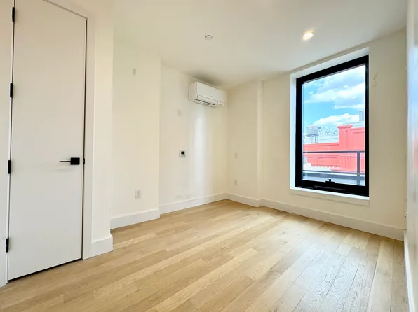 260 Gold Street image 7 of 28