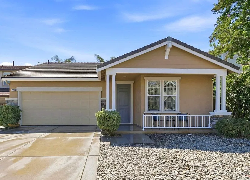 3 bed, 1484 sqft, $3,049 — Photo 2