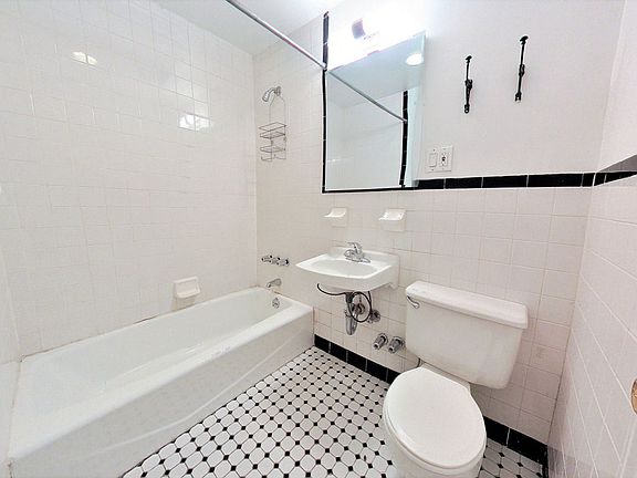 5th image of 147 E 61st St APT 4A