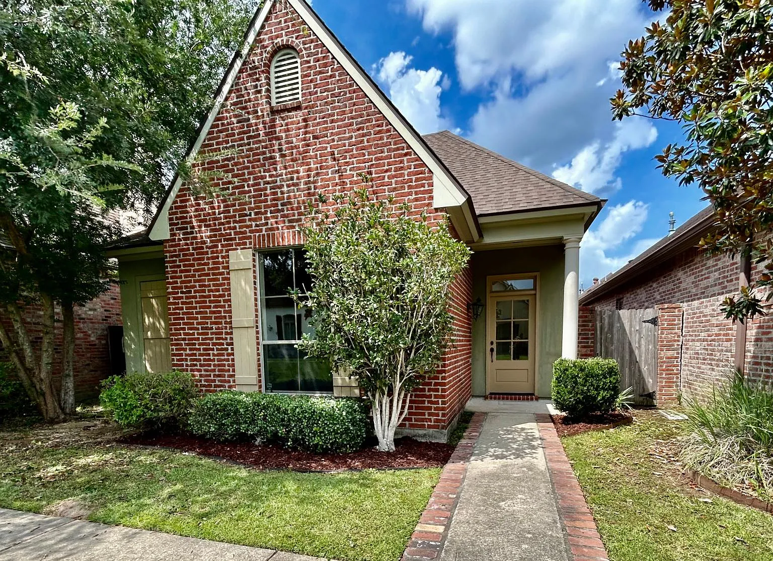3 bed, 1639 sqft, $1,990 — Photo 2
