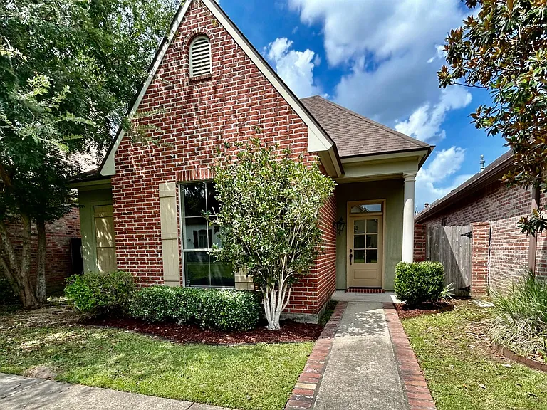 303 Harbor Bend Blvd — Photo 2