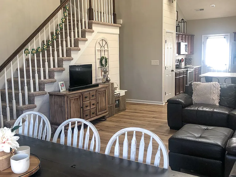 1115 Crosscreek Dr — Photo 3