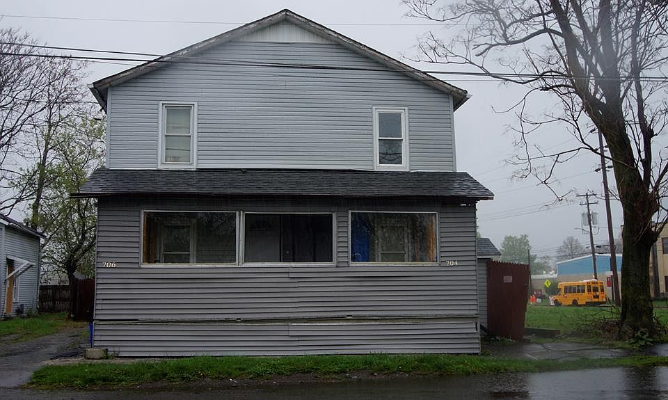 1st image of 704-704 Baldwin St