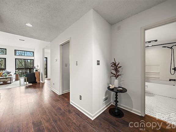 4th image of 215 Riverview Ter