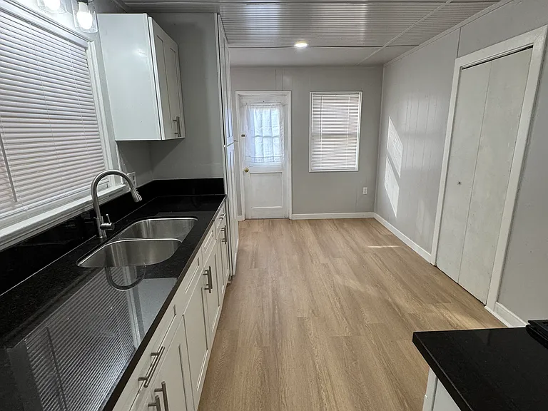 263 S 3rd Ave — Photo 10