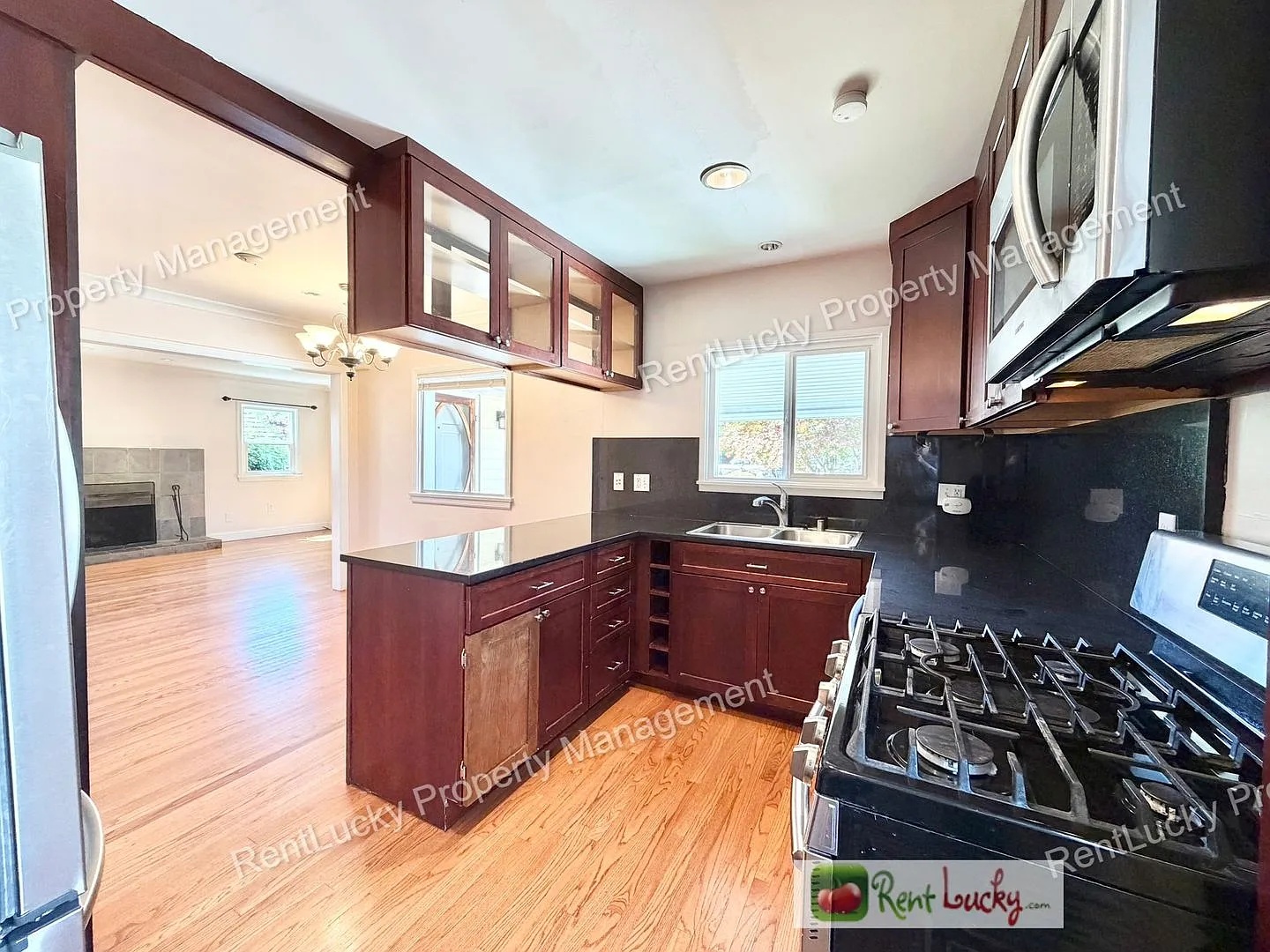 Terrific 3 Bedroom House in Magnolia! Large Family Room and Workshop Space! — Photo 4
