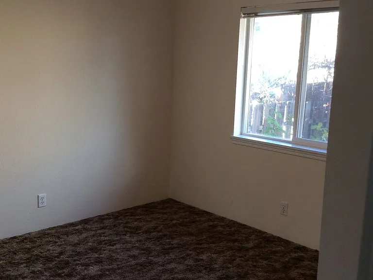 1099 SW G St — Photo 9
