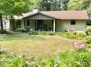 909 Forest Hill Dr, Green Bay, WI 54311