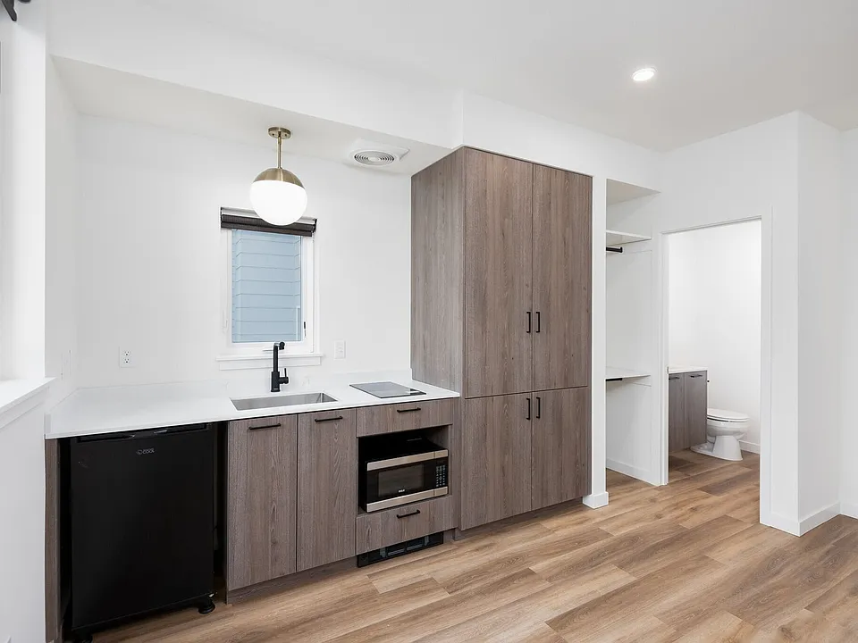 Greta Apartments | Private Kitchen Studio near UW