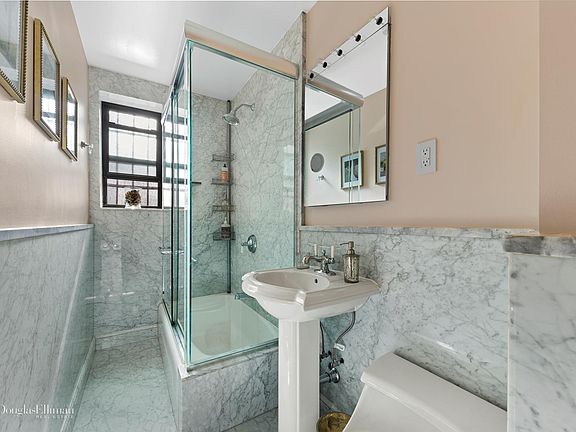 5th image of 402 E 74th St APT 1B