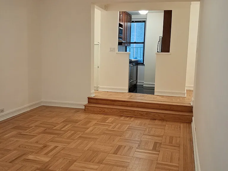 235 E 46th St #5E — Photo 3