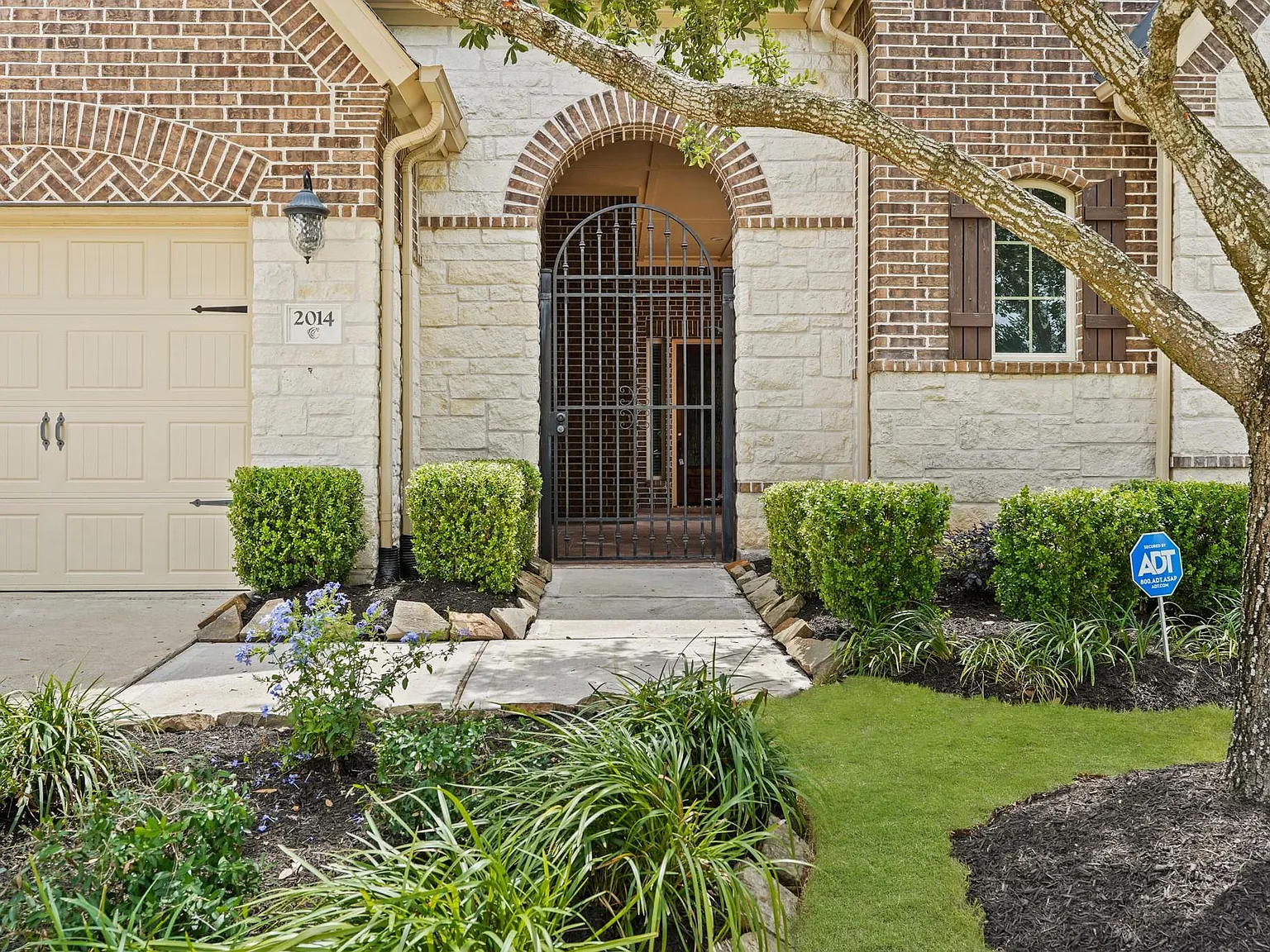 3 bed, 3.5 bath, 2743 sqft, $3,200 — Photo 2