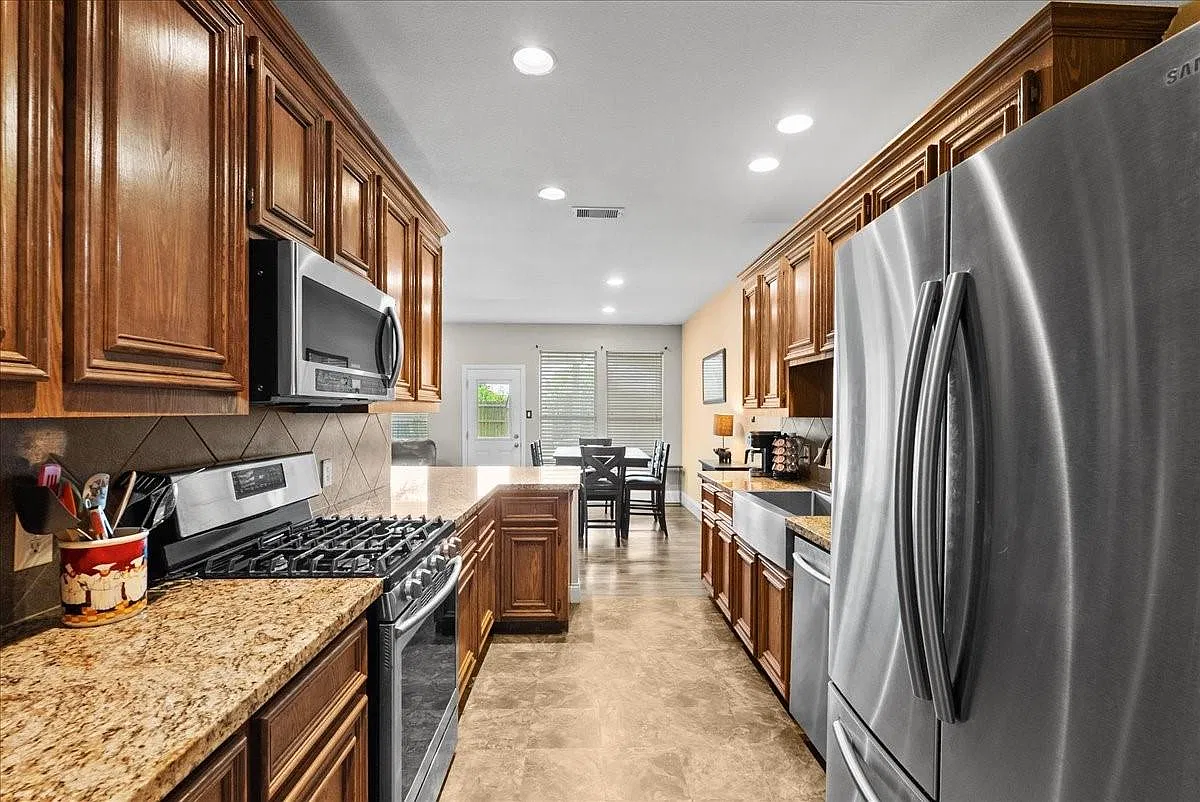 3 bed, 2.5 bath, 1760 sqft, $2,200 — Photo 4