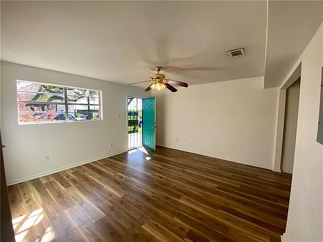 4801 Dauphine St #B — Photo 11