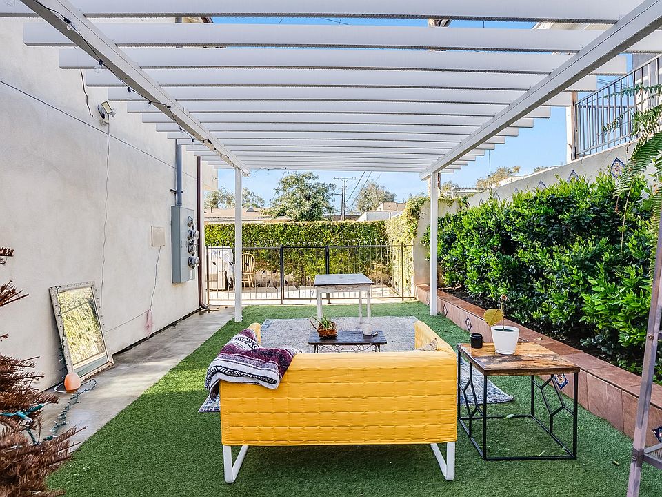 PRIVATE GATED YARD