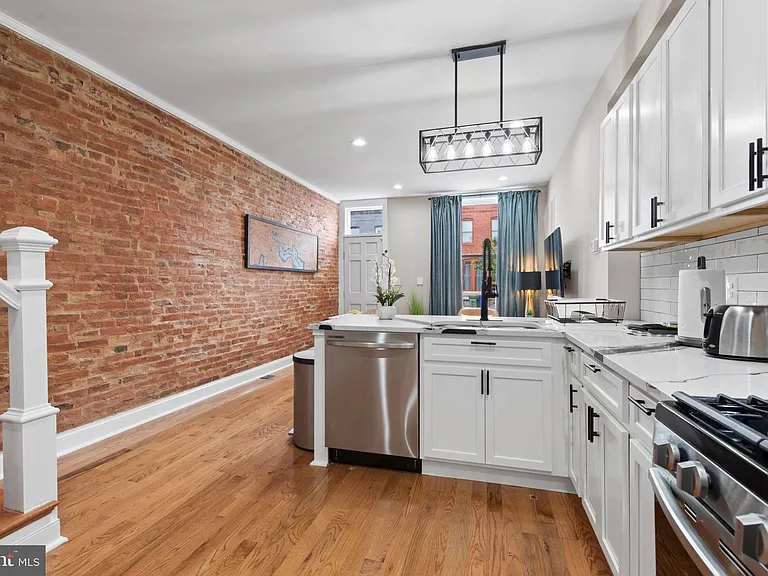 2235 E Chase St — Photo 15