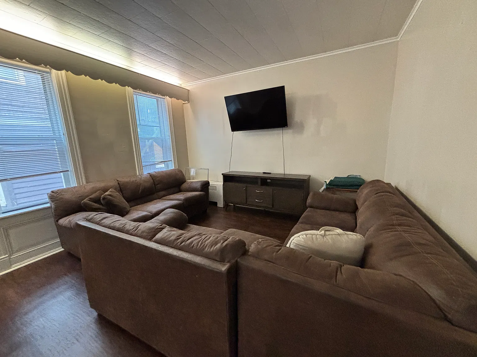 6 bed, 2000 sqft, $4,410 — Photo 4